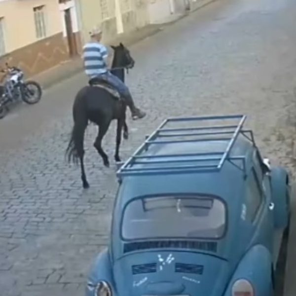 Fusca azul assombrado: Moradores acreditam que veículo é o causador de acidentes em rua