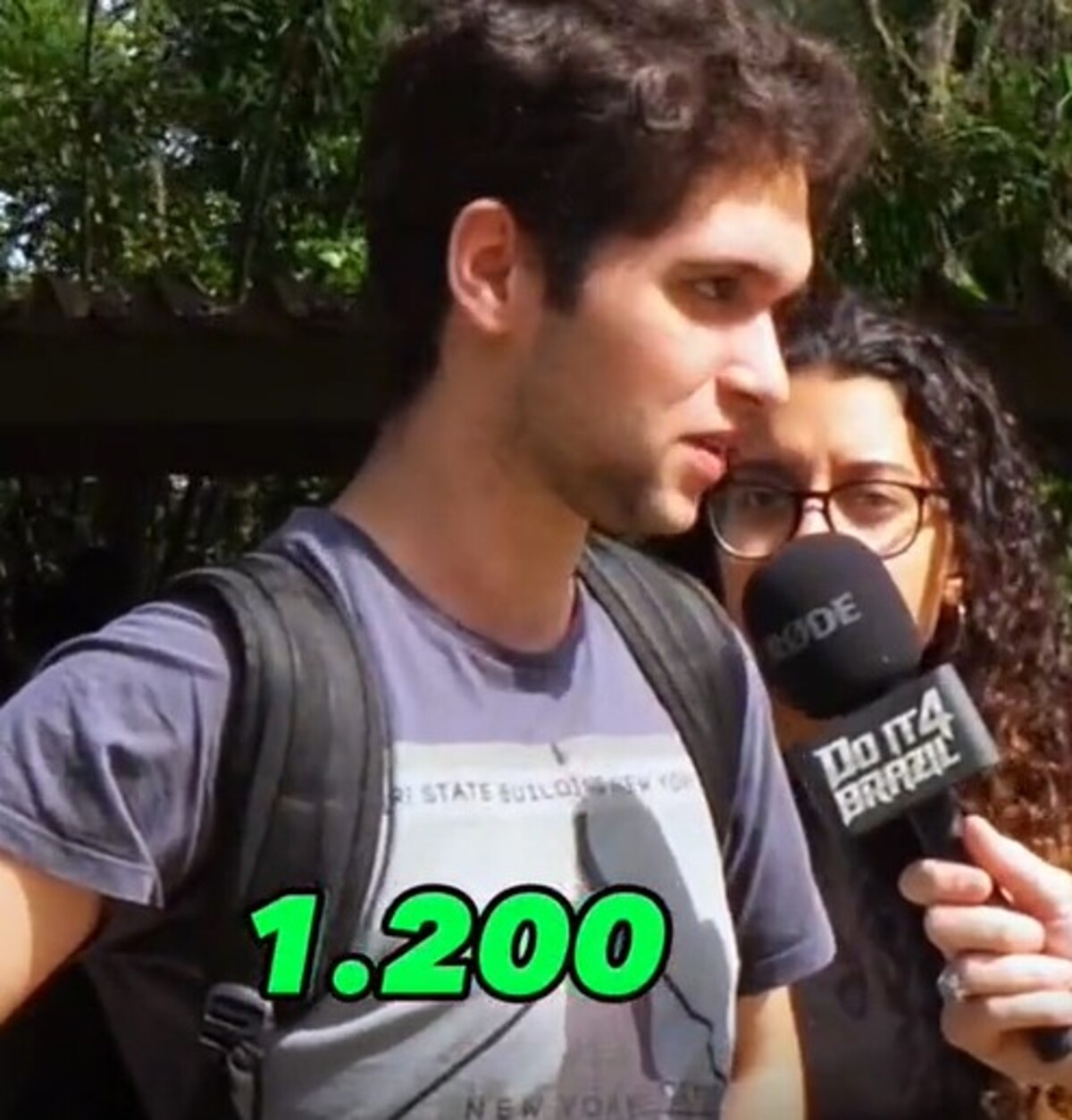 Jovem viraliza na web ao dar entrevista em inglês após ser