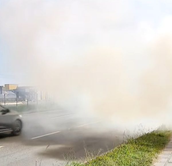 Ainda durante a reportagem, a equipe do CB chega para controlar o fogo e ajudar na sinalização da rodovia.