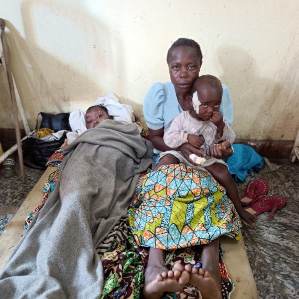 Dois bebês foram resgatados com vida após ficarem três dias boiando em cima de escombros no Lago Kivu