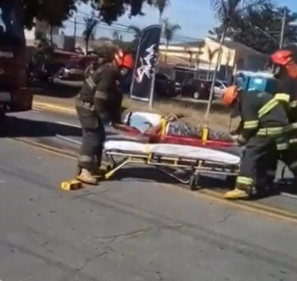 Um vídeo que circula nas redes sociais mostra o momento em que dois bombeiros derrubam uma vítima de uma maca em São Paulo, nesta semana.