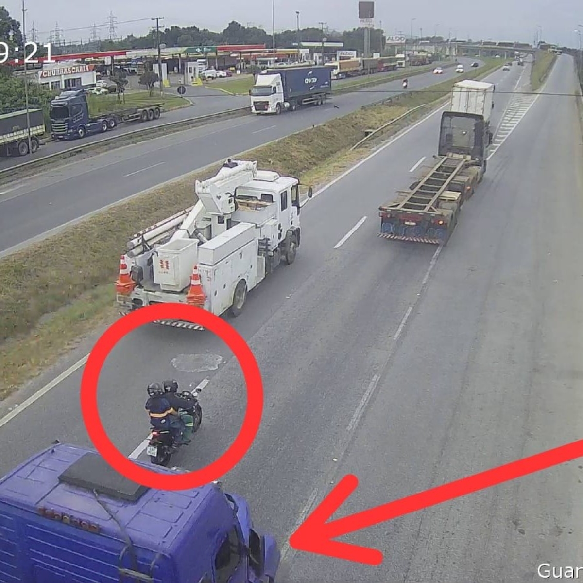  Vídeo: caminhão arrasta motocicleta e deixa dois mortos na BR-277 