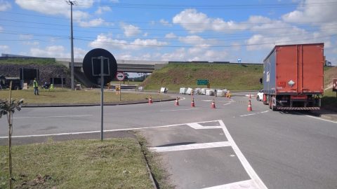 Com produtos químicos na pista, trecho da BR 251 fica fechada por oito  horas – Revista Tempo