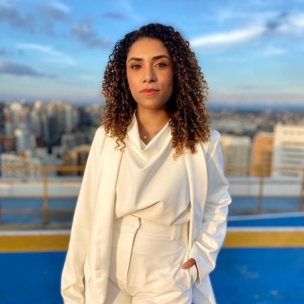 Saiba quem é Camila Andrade, a nova apresentadora do RIC Notícias Noite