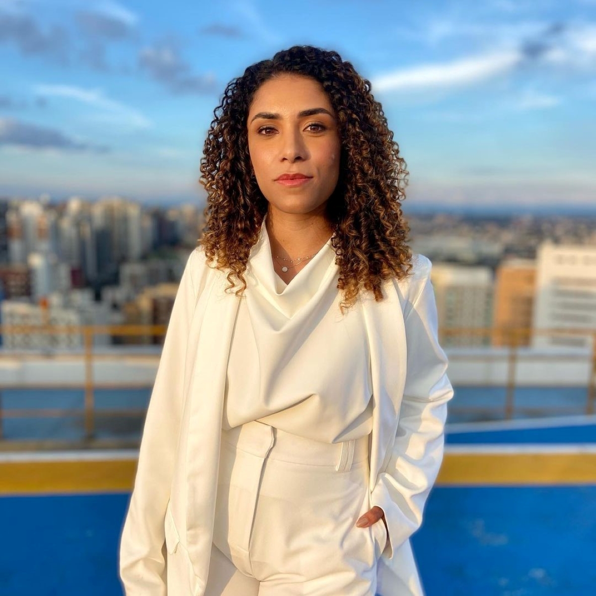  Saiba quem é Camila Andrade, a nova apresentadora do RIC Notícias Noite 