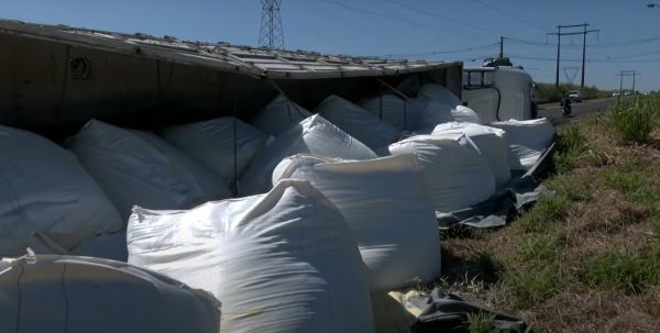 Caminhão carregado com 32 toneladas de fubá tomba no Contorno Sul, em Maringá.