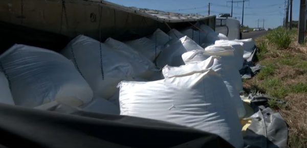 Caminhão carregado com 32 toneladas de fubá tomba no Contorno Sul, em Maringá.