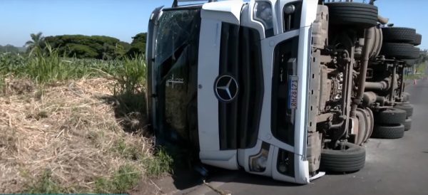 Caminhão carregado com 32 toneladas de fubá tomba no Contorno Sul, em Maringá.