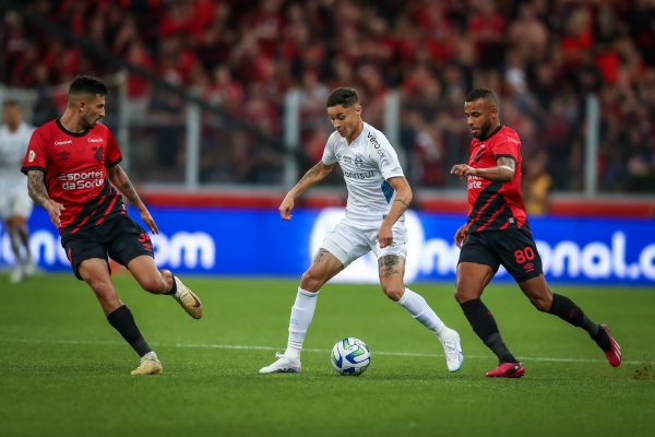 Lance de Athletico x Grêmio, pelo Brasileirão