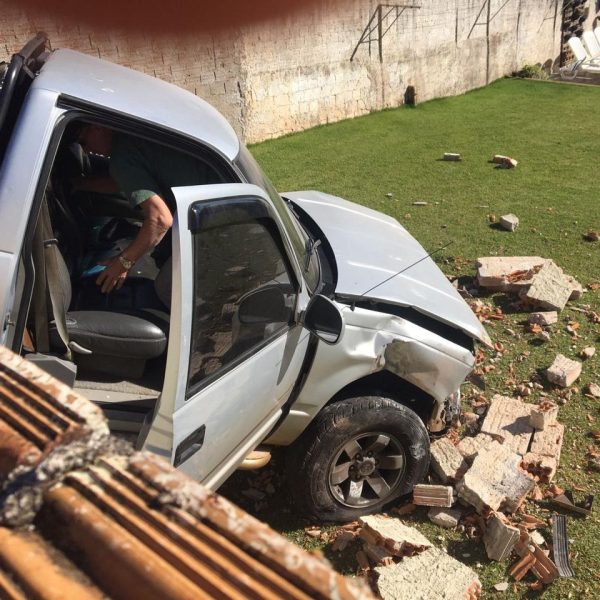 Caminhonete quebra muro de imóvel após acidente em Cascavel