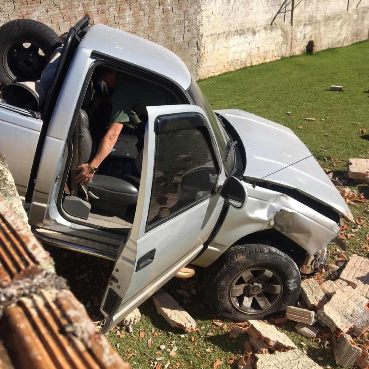  Caminhonete quebra muro de imóvel após acidente em Cascavel 