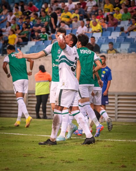 Robson comemora gol do Coritiba contra o Cuiabá