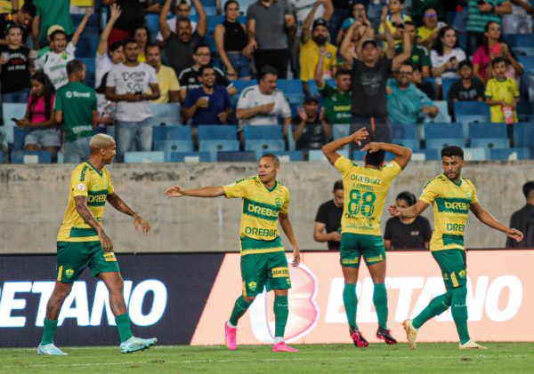 Jogadores do Cuiabá comemoram gol contra o Coritiba