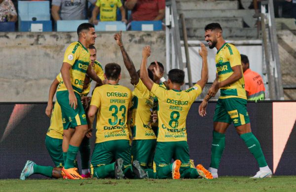 Jogadores do Cuiabá comemoram gol contra o Coritiba
