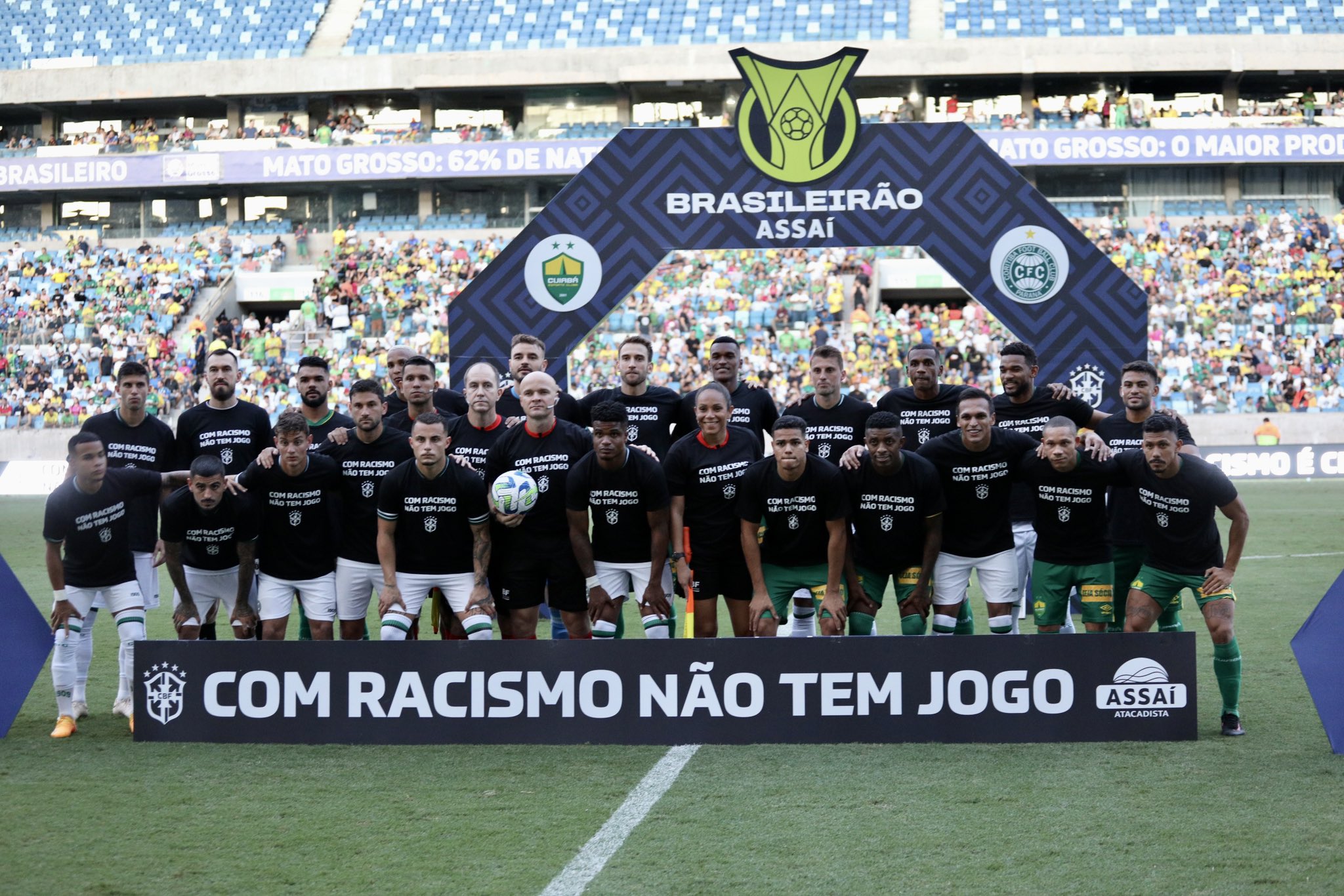  Jogadores de Cuiabá e Coritiba posam contra o racismo 