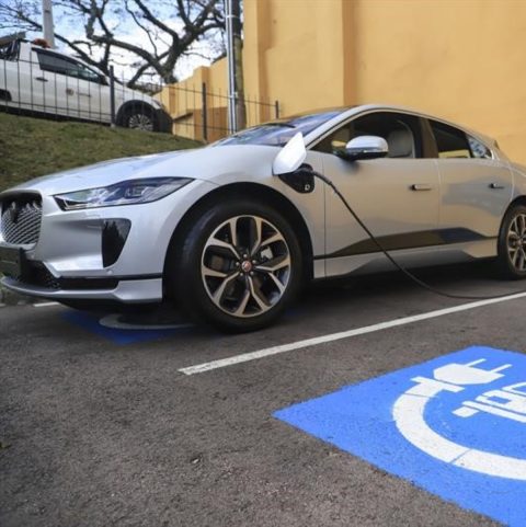 Curitiba recebe ponto de carregamento público para carros elétricos