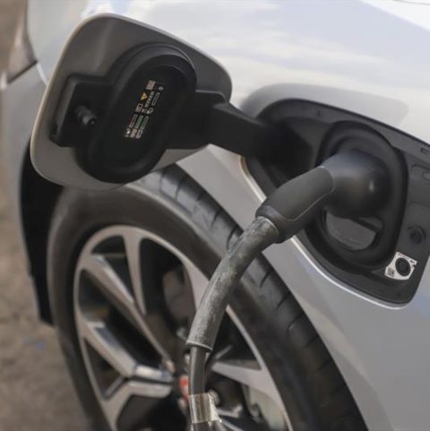 Curitiba recebe ponto de carregamento público para carros elétricos