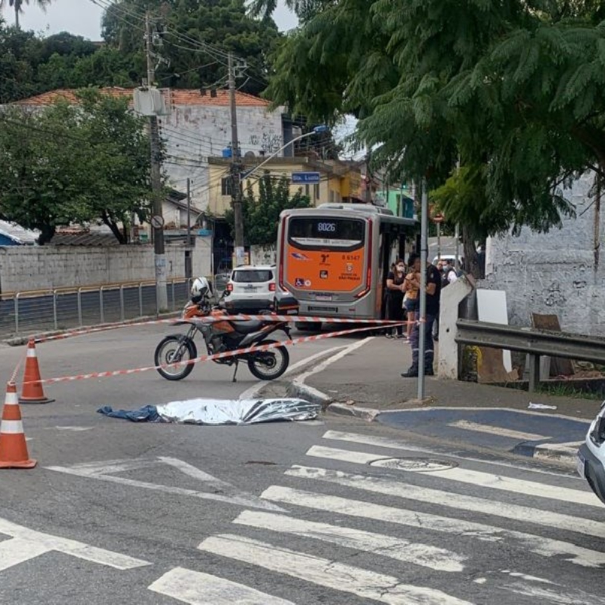  mulher empurrada atropelada ônibus 