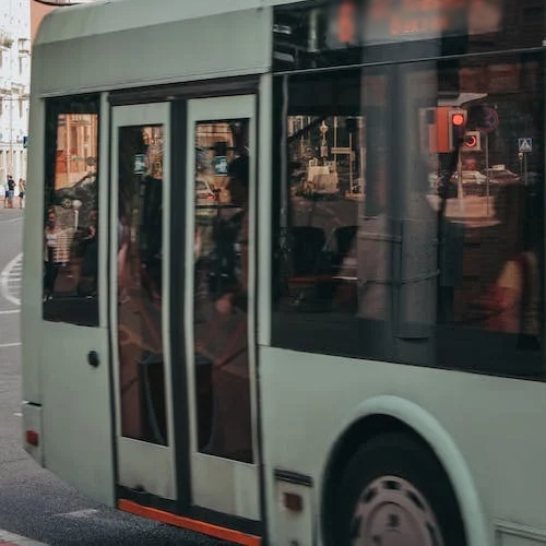 mulher empurrada atropelada ônibus