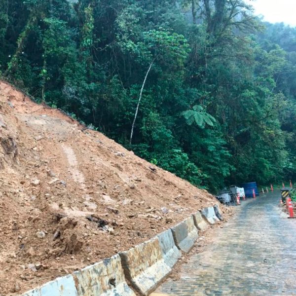 A rodovia estava bloqueada desde a última terça-feira (13), devido ao excesso de chuvas registradas esta semana.