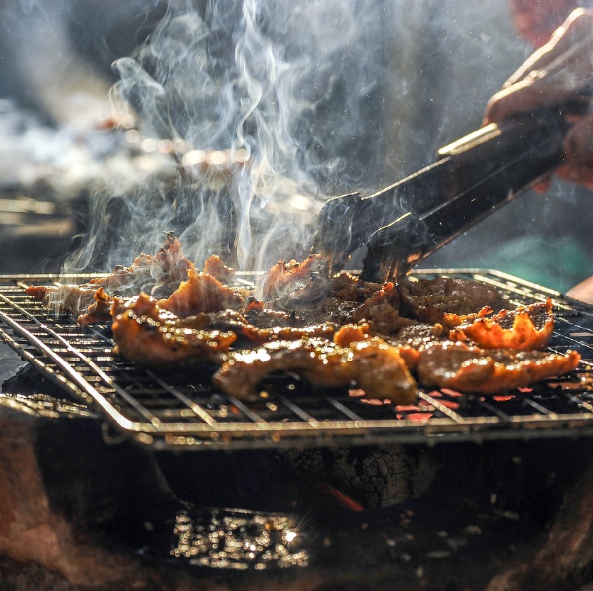  Nos bilhetes, os moradores avisam que possuem uma dieta vegana e que estão incomodados com o cheiro da carne. 