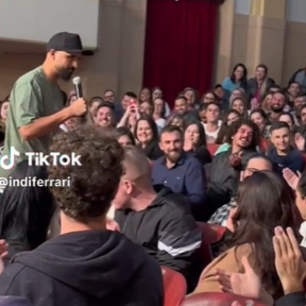 Homem dorme durante stand up de Thiago Ventura e viraliza