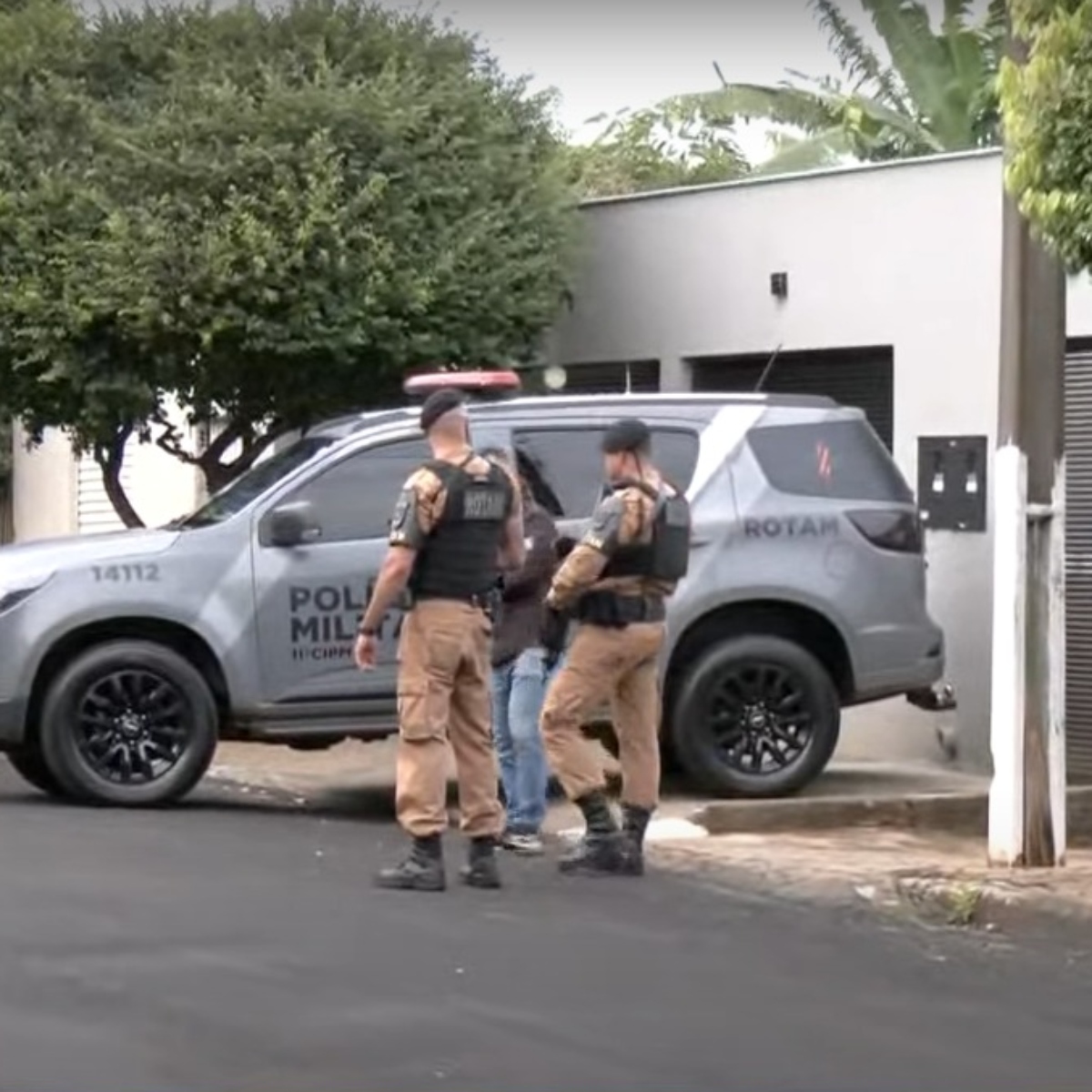  Um homem morreu após ser baleado em uma troca de tiros com a polícia, na manhã desta terça-feira (30), na Rua Julia Maria da Costa, em Cambé, no norte do Paraná. 