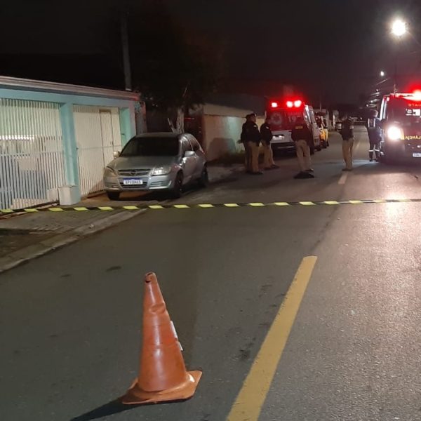 Um homem suspeito de invadir a casa de um policial militar foi morto a tiros durante a madrugada desta segunda-feira (29), no bairro Uberaba, em Curitiba.