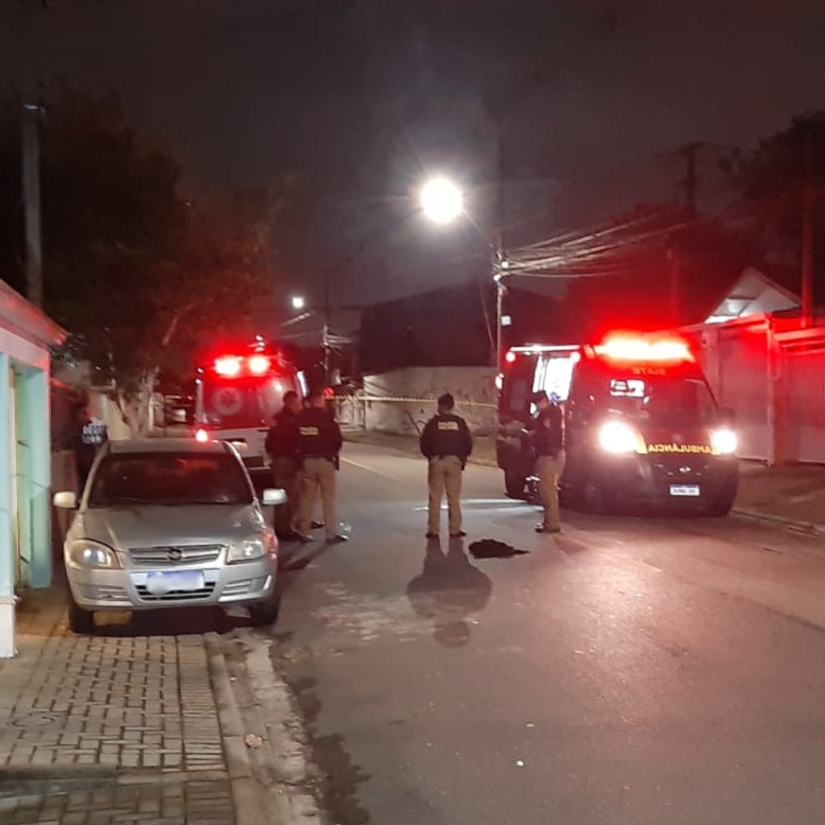  Um amigo da vítima apareceu no local e afirmou que o homem estava em surto. 