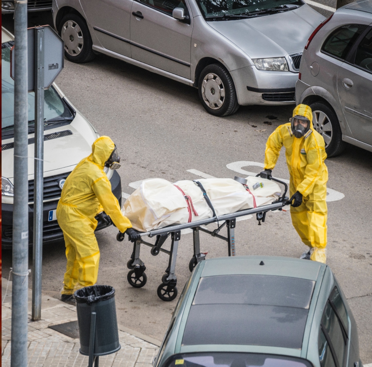  Um homem que estava hospedado em um hotel acabou descobrindo um cadáver embaixo da cama após sentir um cheiro forte no quarto. 