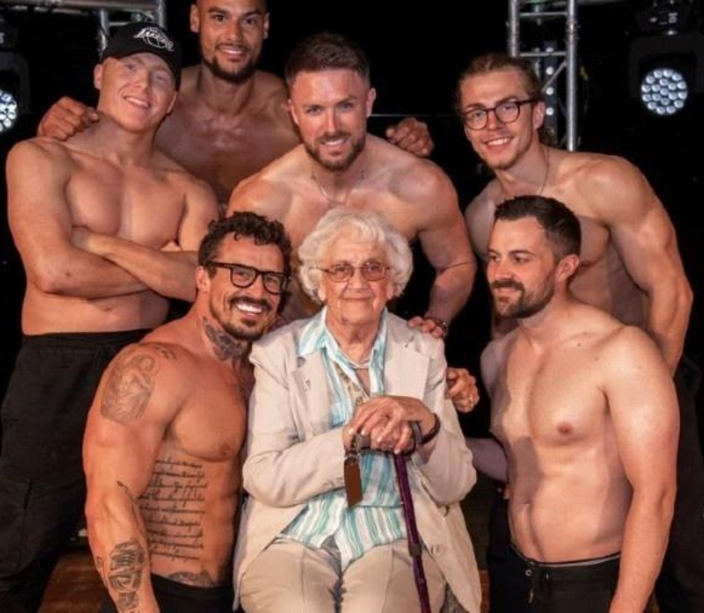  Idosa de 92 anos comemora presente de asilo ao assistir show de strip-tease: 