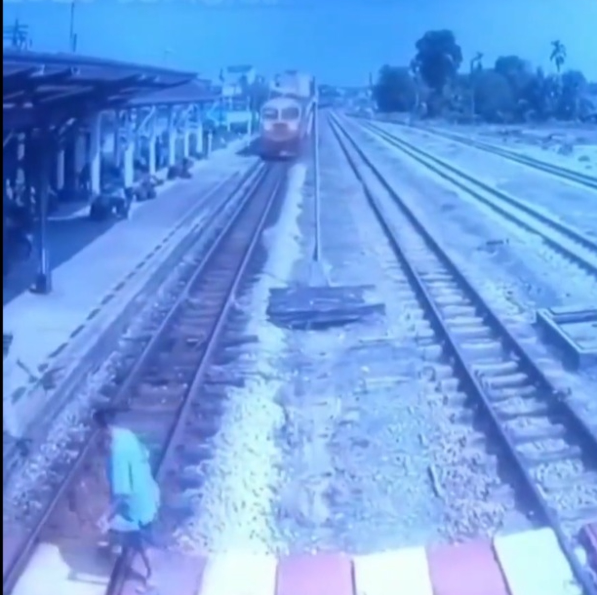  Uma idosa de 75 anos foi salva por um homem de ser atropelada por um trem, em uma estação ferroviária de Ban Song, na Tailândia. 