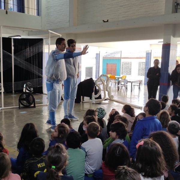 Teatro ensina crianças da rede municipal sobre a importância da reciclagem