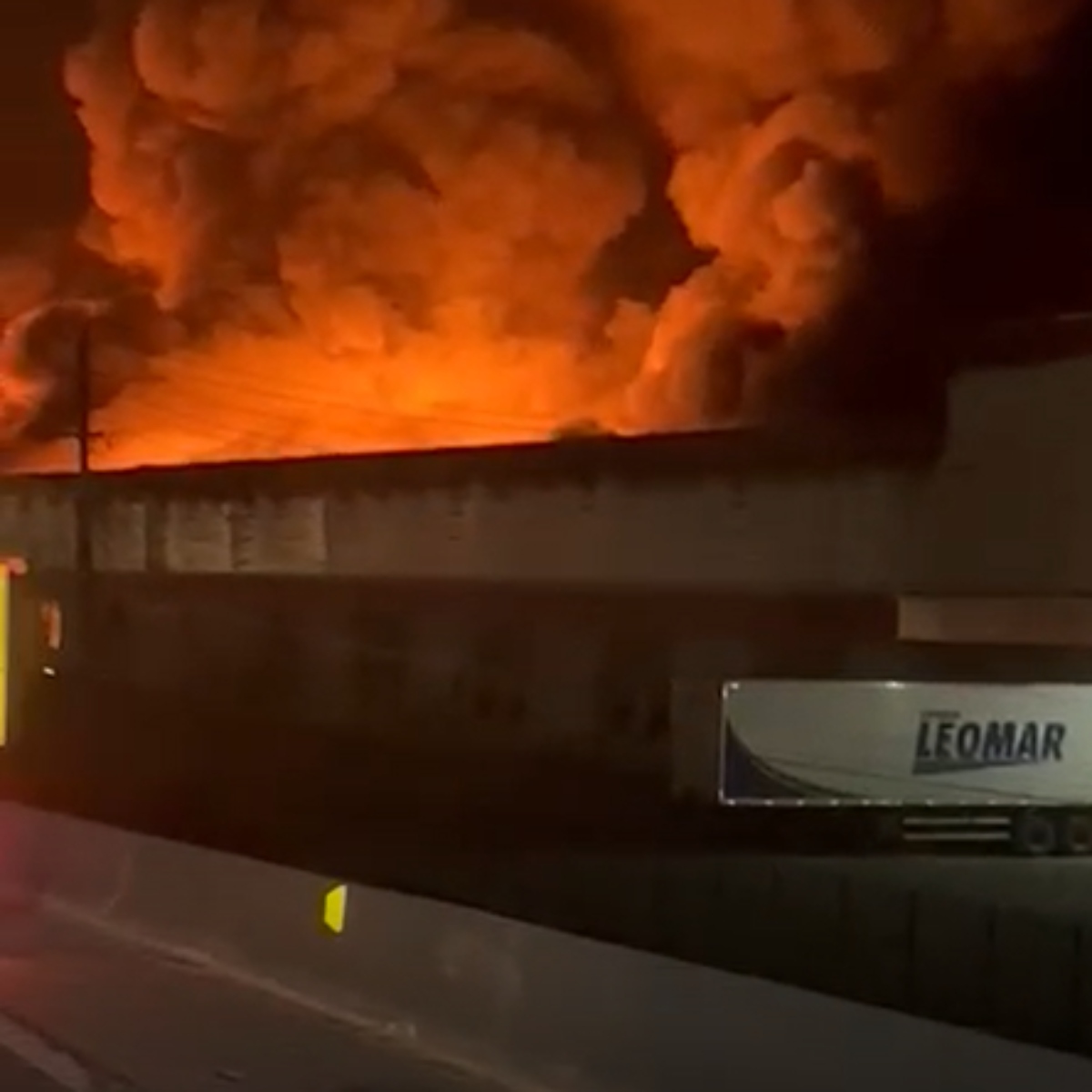  VÍDEO: Incêndio de grandes proporções atinge galpão às margens da BR-101 