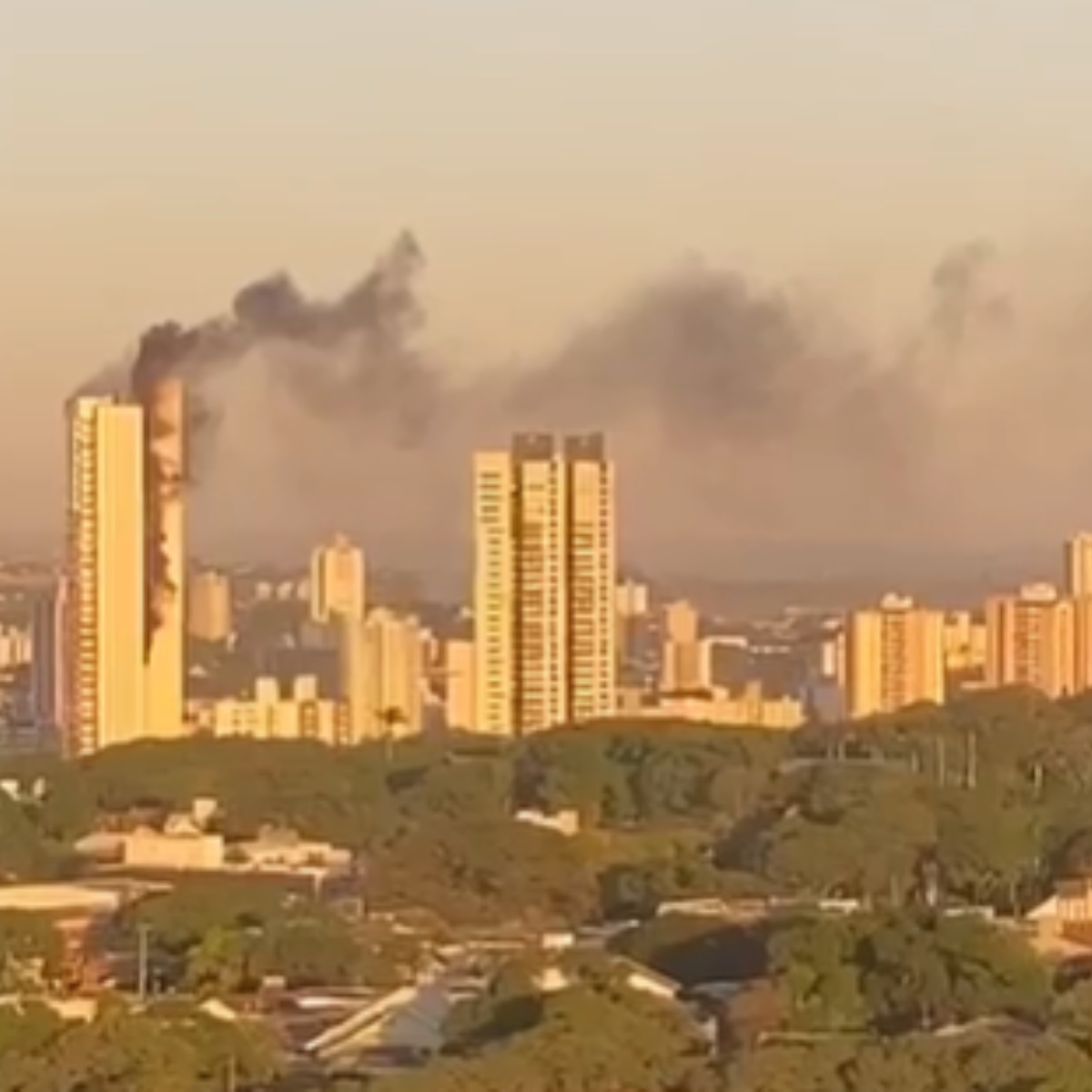  Incêndio atinge prédio no Centro de Maringá, no Paraná 