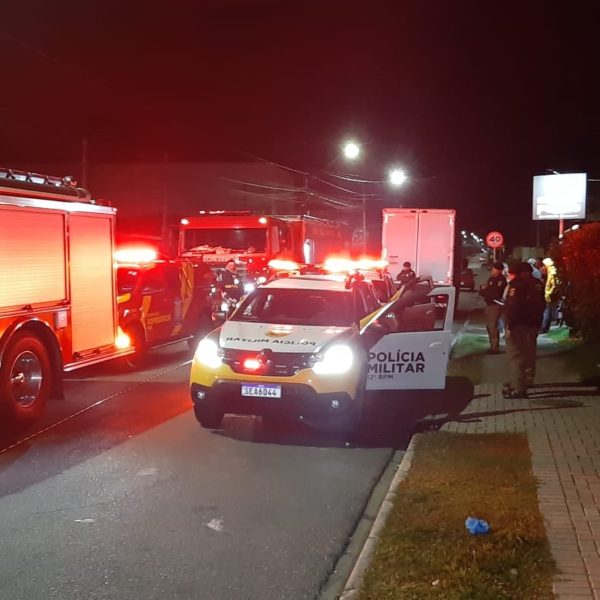 Casa e 2 carros ficam totalmente destruídos durante incêndio em SJP