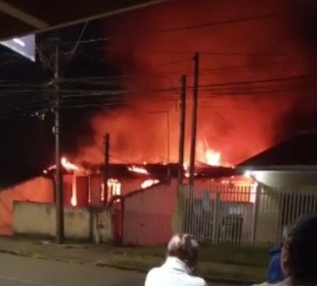  Uma casa ficou completamente destruída após ser atingida por um incêndio durante a madrugada desta terça-feira (23), no bairro São Marcos, em São José dos Pinhais 