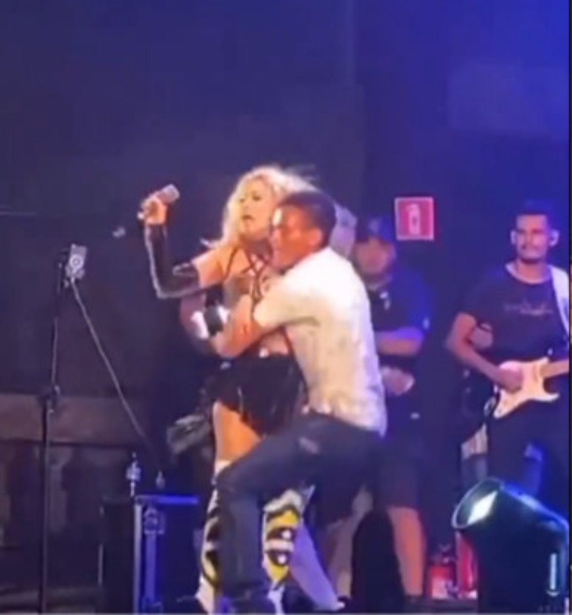  Em certo momento, o fã chega a agarrar a artista. Apesar do susto, Joelma reage com carisma. Ela tira foto e chega a dar um abraço nele. 