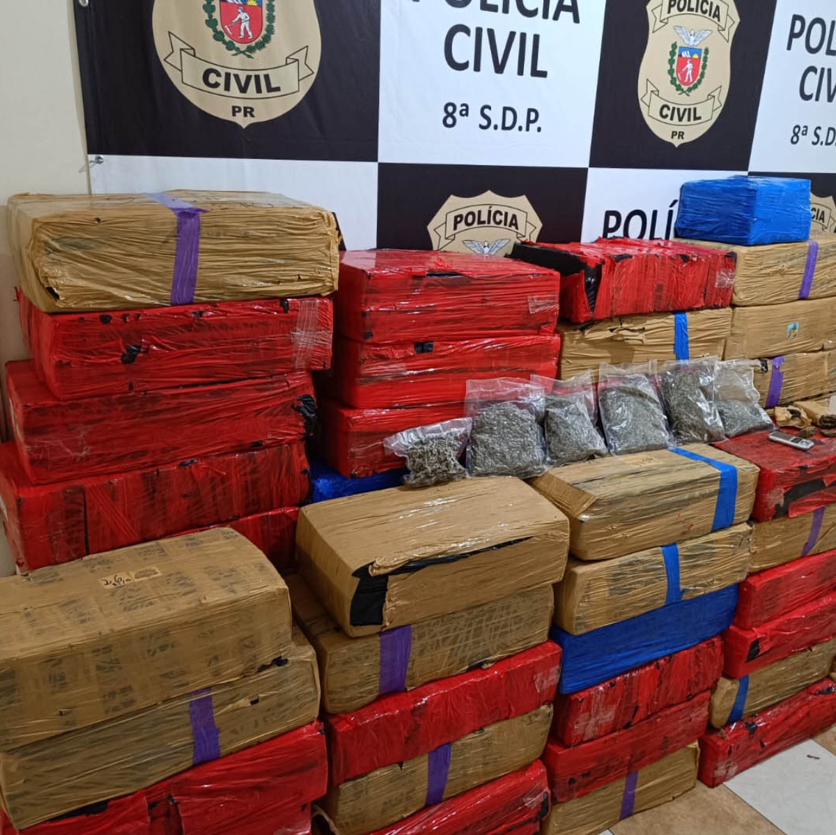  Na terça-feira (23), policiais civis de Paranavaí, na região Noroeste, encontraram mais 2 toneladas em Amaporã, com dinheiro, celular e uma balança de precisão. Jovem de 22 anos foi preso. 