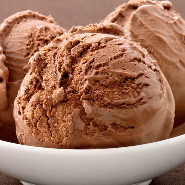 Médico receita sorvete de chocolate e 'Free Fire' para menino com
