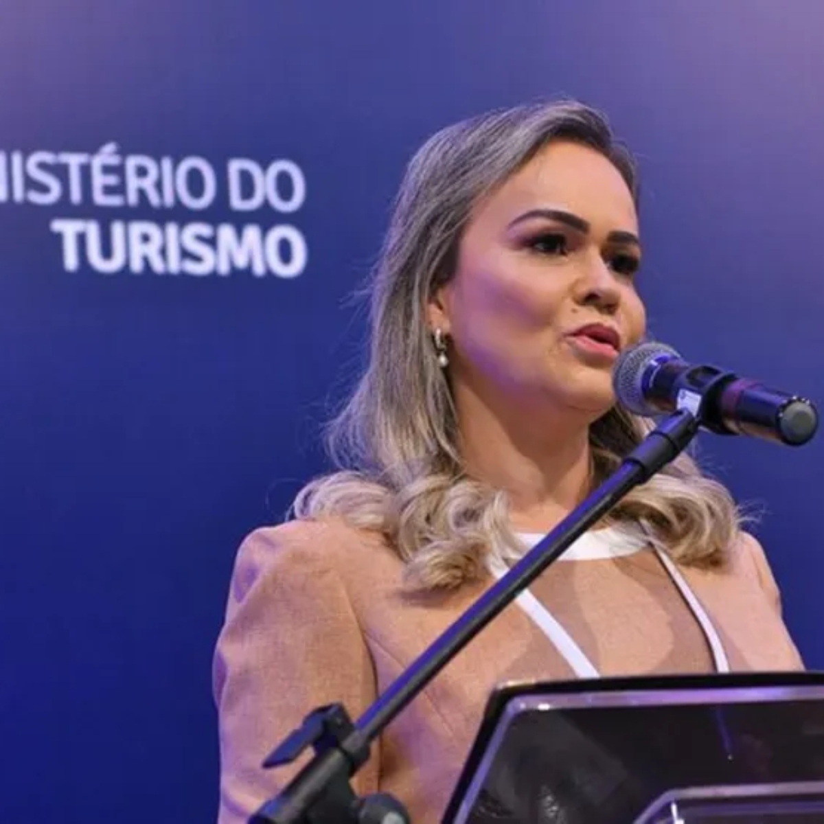  ministra desvio 1 milhão 