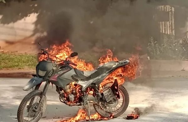 Motocicleta pega fogo e é destruída pelas chamas em Paranavaí