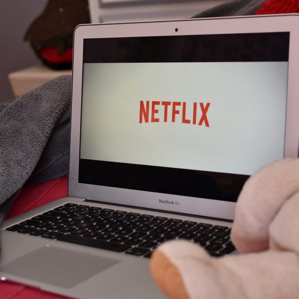 Procon vai notificar Netflix por cobrar por senhas compartilhadas