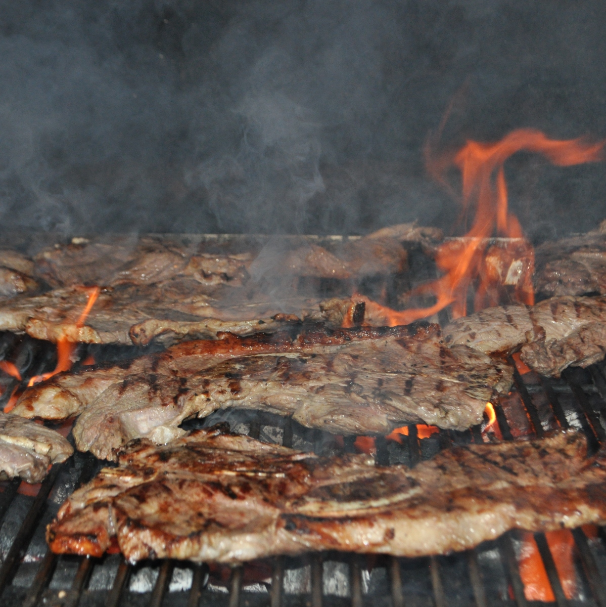  O churrasco começa a ser servido às 11h e vai até às 14h. 