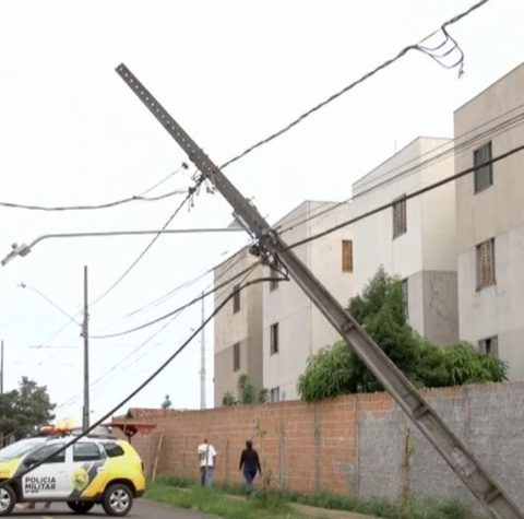 policialbate viatura em poste em londrina após mal súbito