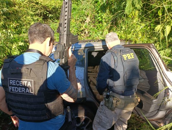 Em fuga, motorista bate carro com quase uma tonelada de maconha em Maringá