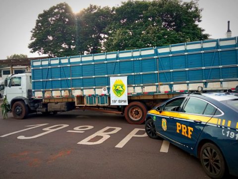 Caminhão com 400 mil maços de cigarros é apreendido no oeste do Paraná