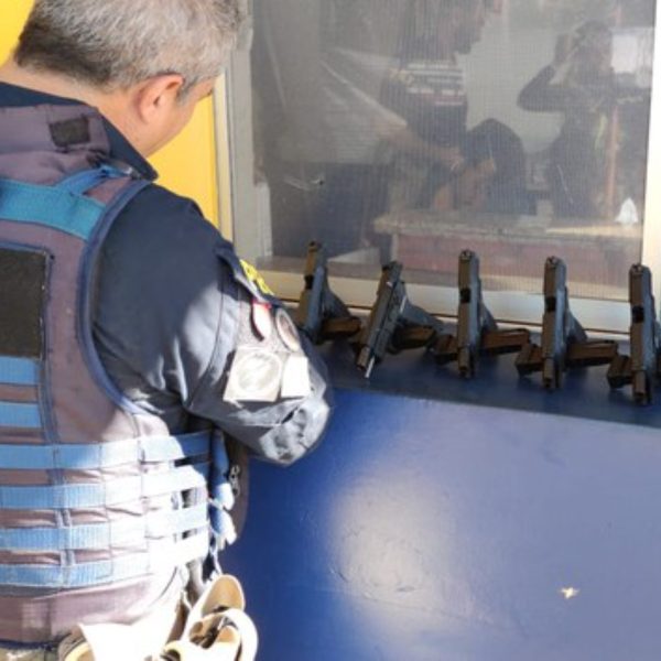  Mulher é apreendida dentro de ônibus com 11 pistolas turcas na BR-277 