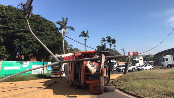 Caminhão tomba em rotatória e derruba semáforo de Maringá.