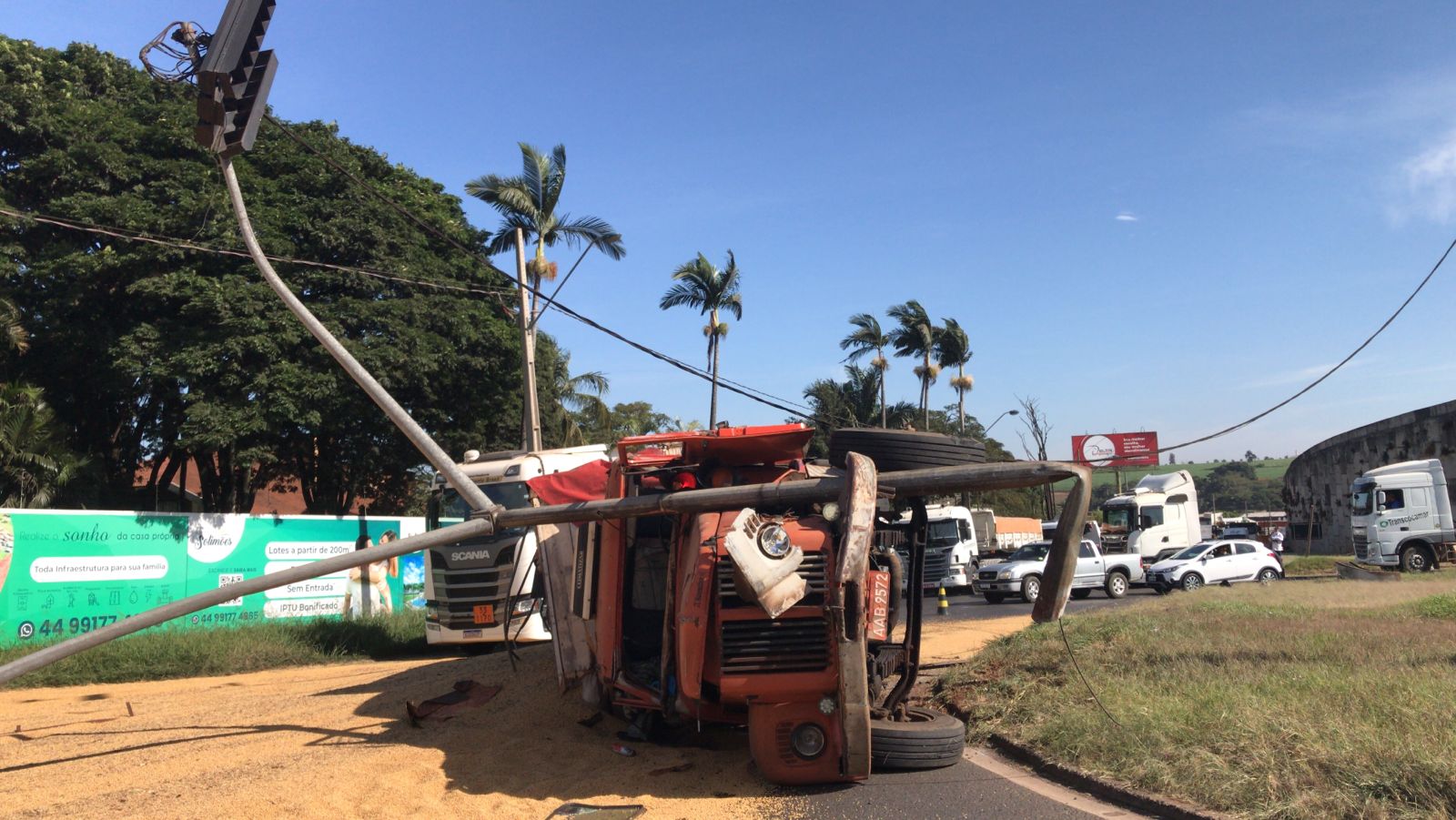  Caminhão tomba em rotatória e derruba semáforo de Maringá. 